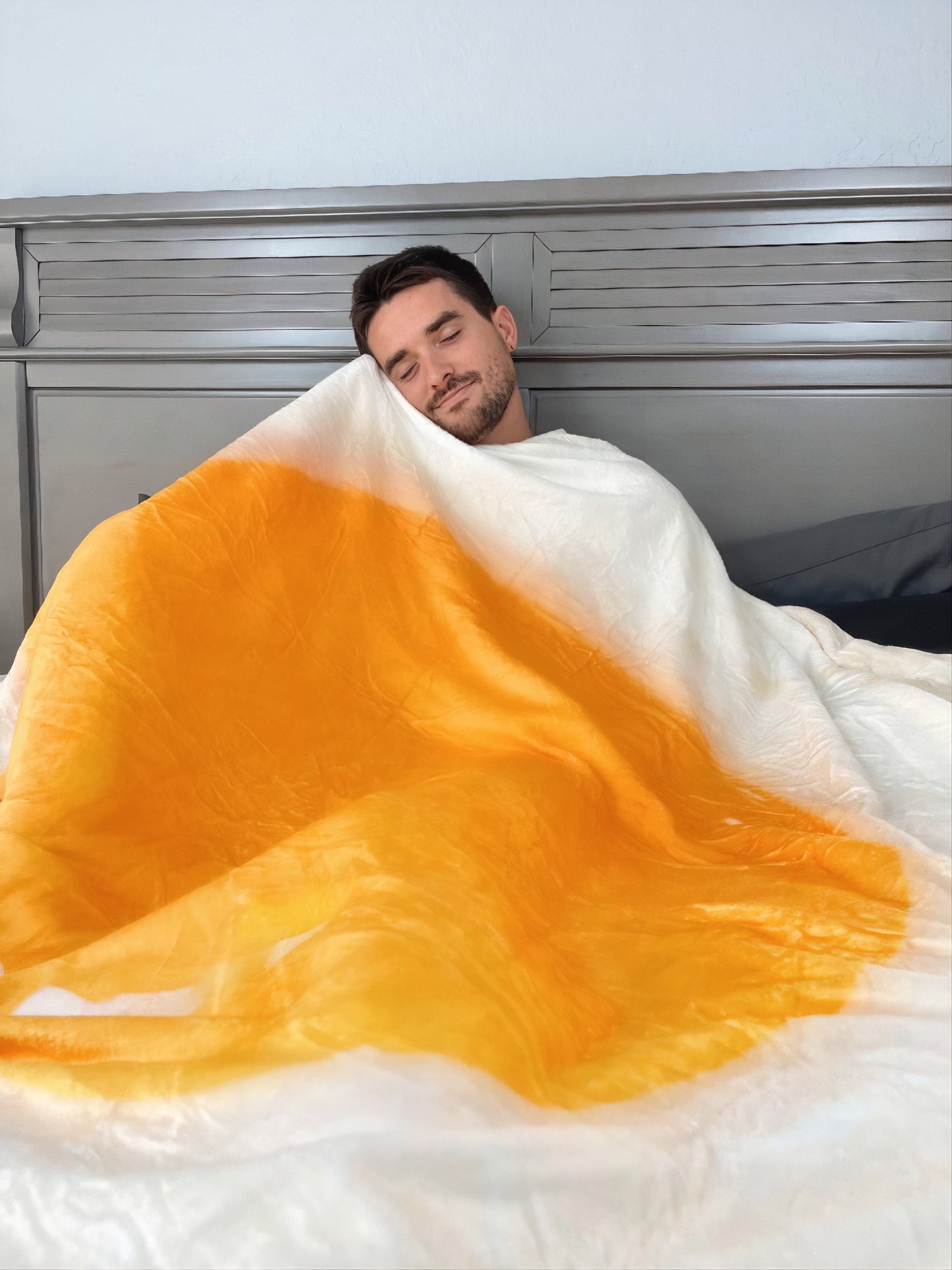 Luxurious Egg Motif Blanket - Perfect for Snuggling